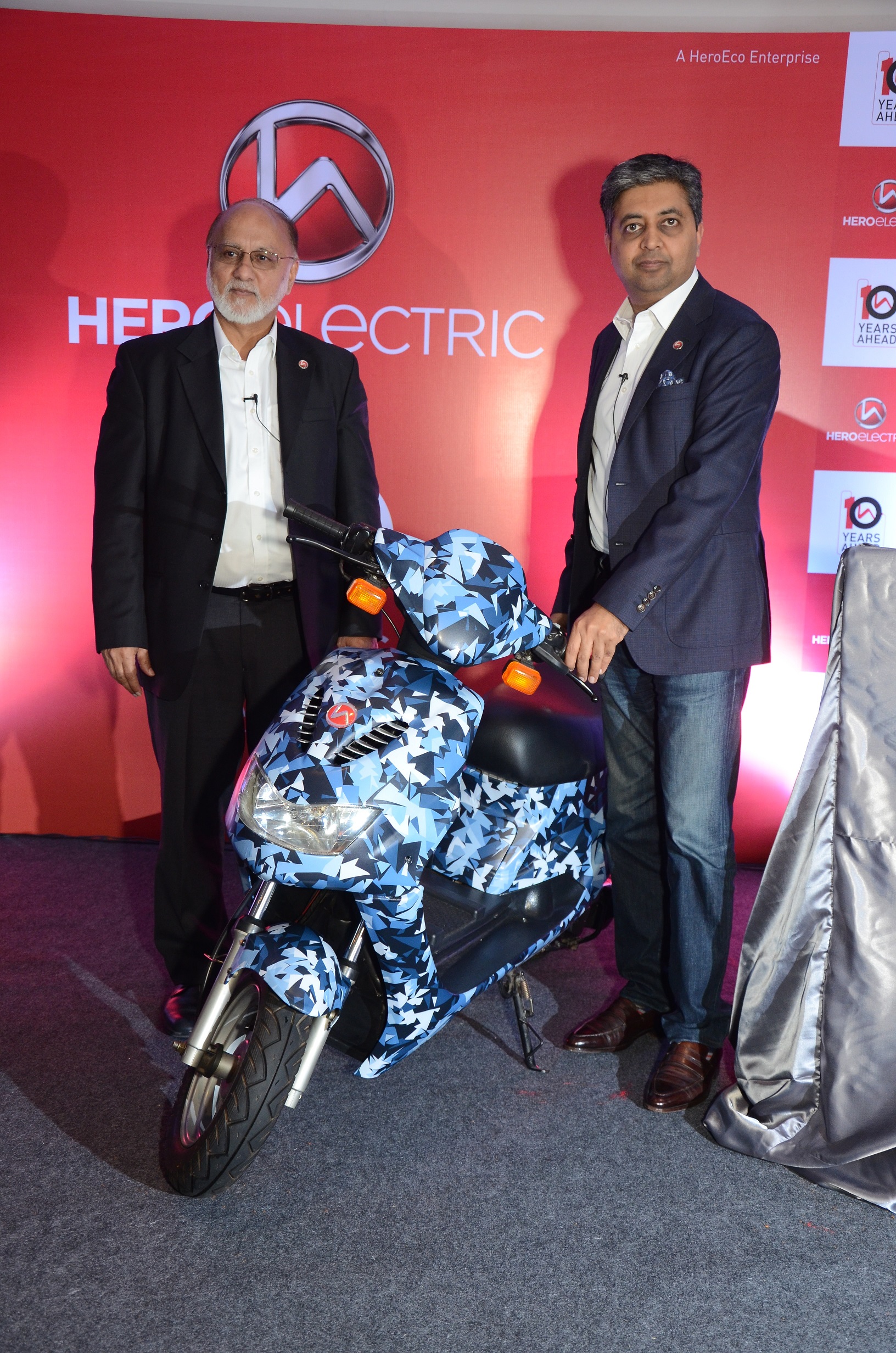 Sohinder Gil, CEO, Hero Electric (L), Mr. Naveen Munjal, MD, Hero Electr...