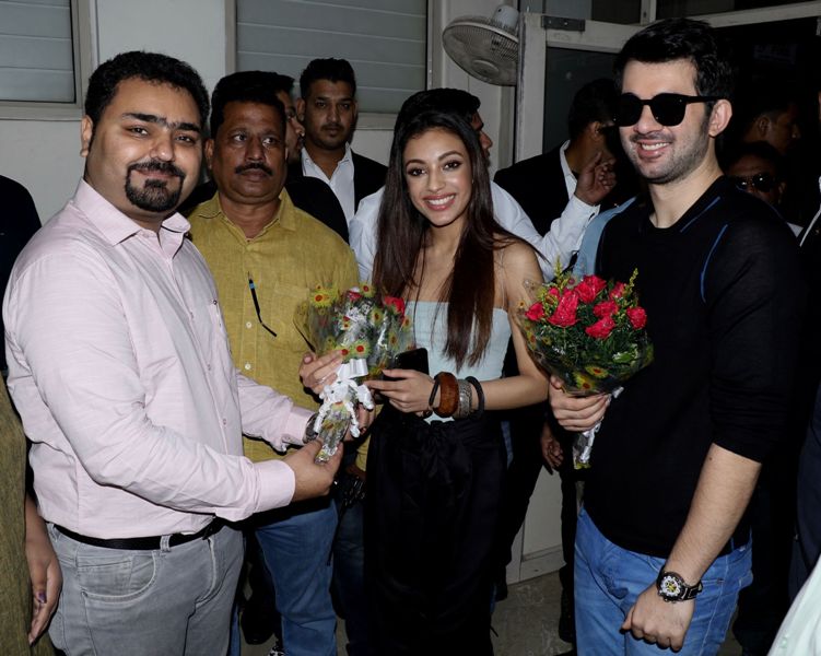 Dr. Amit Chawla, HoD, Department of Mass Communication welcoming starcast of Pal Pal Dil Ke Pass (1)