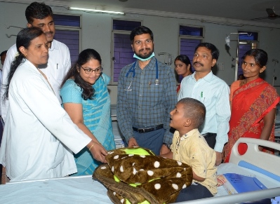 Neuberg distributes 200 blankets at pediatric wards of two cancer institutes