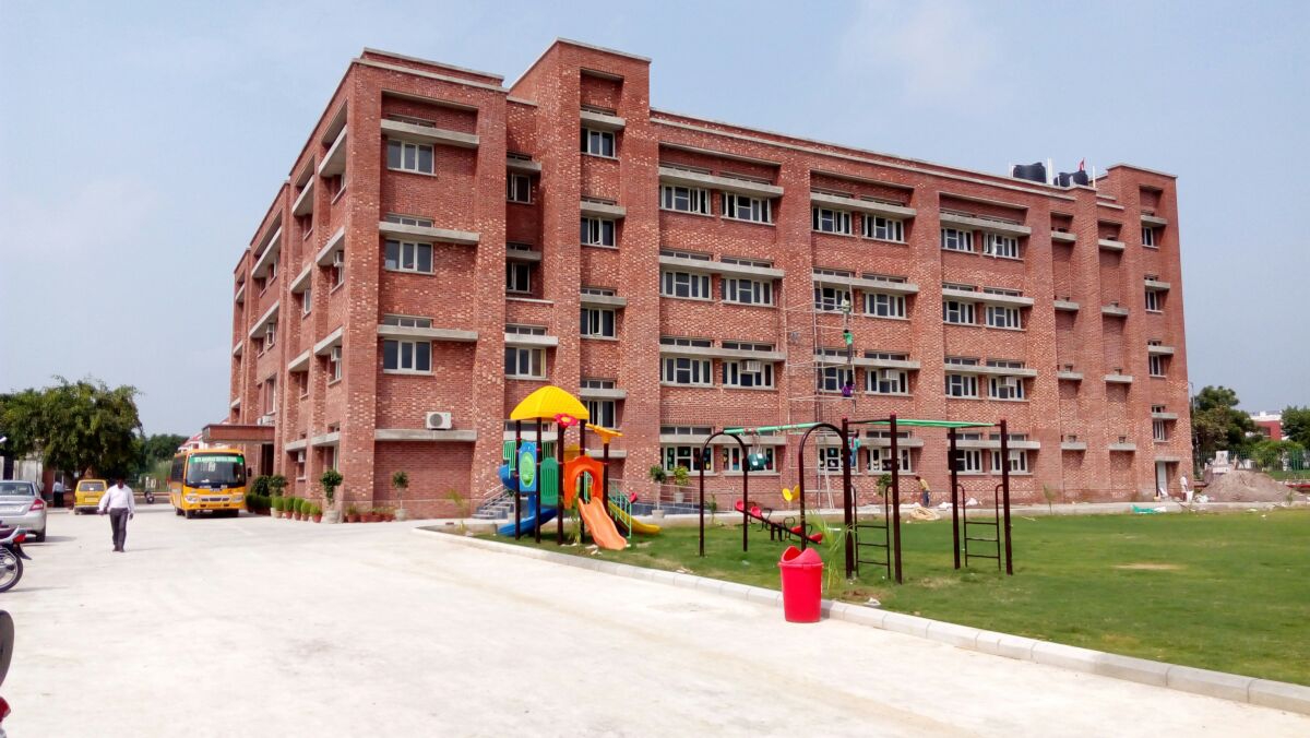 Lucknow School- Jaipurua School of Business