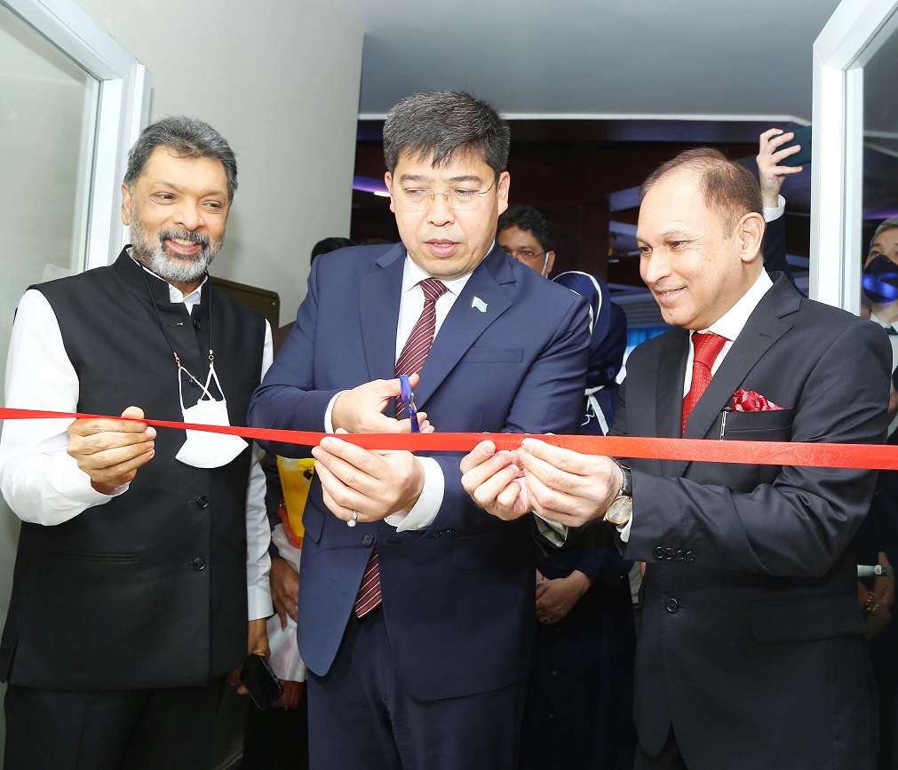 Chief Guest His Excellency Mr. Yerlan Alimbayev, Ambassador of Kazakhstan to the Republic of India; flanked by (L-R) His Excellency Mr. Suresh Chukkapalli, Honorary Consulate General of the Republic of Korea in Hyderabad & His Excellency Dr. Nawab Mir Nasir Ali Khan, Honorary Consul of Republic of Kazakhstan for Telangana & Andhra Pradesh; inaugurating the Honorary Consulate of the Republic of Kazakhstan in Hyderabad today.