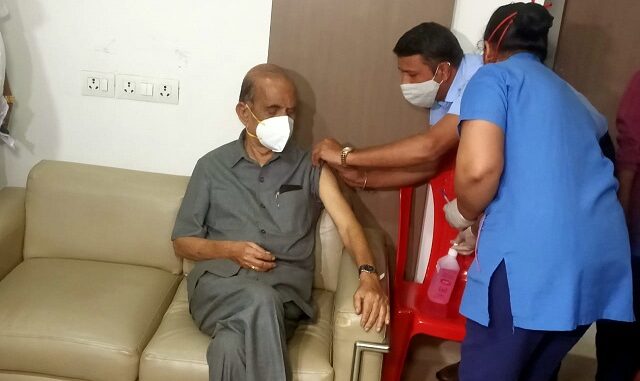 Minister Manohar Joshi taking vaccine at Kohinoor Hospital