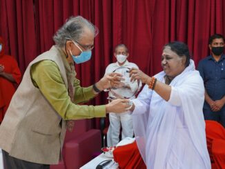 Prof. Shantikumar Nair of Amrita Vishwa Vidyapeetham recieving the award from Sri Mata Amritanandamayi Devi