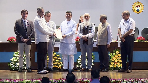 Dr. Garimella Gopalakrishnarao, Director, KL Deemed-to-be University receives the AICTE Clean and Smart Campus Award 2020