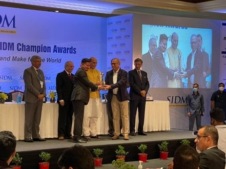 Mr N Mondaiah, MTAR VP Operations, receiving National Level Champion Award from Defence Minister Shri Rajnath Singh for contribution towards import substitution