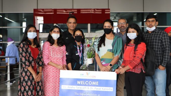 IUKL silver medal winners Dr Payal Kanodia, Anshu Taranath receive grand welcome at Delhi Airport (1)