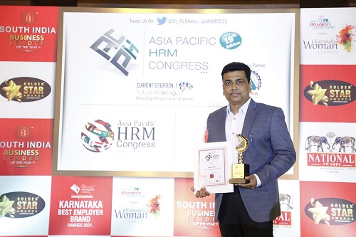 Mr Sudhaker Jadhav, Chief Operating Officer, Oasis Fertility with the award for ‘The Best Employer Brand Award’ by Asia Pacific HRM Congress