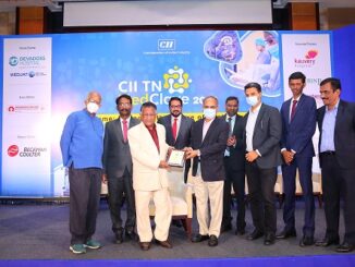 Dr K.M Cherian receiving the lifetime achievement award at CII TN Medclave