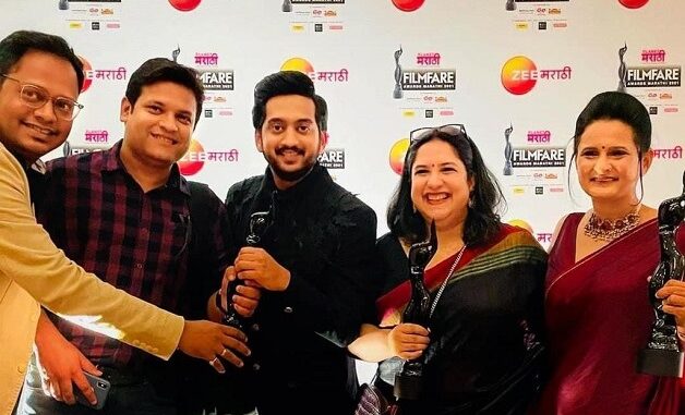 ABP Studio's 'Karkhanisanchiwari' wins Filmfare Award - picture