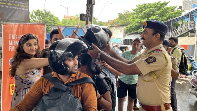 The Mumbai Police giving a helping hand to Radio City’s effort to ensure pillions wear helmets too