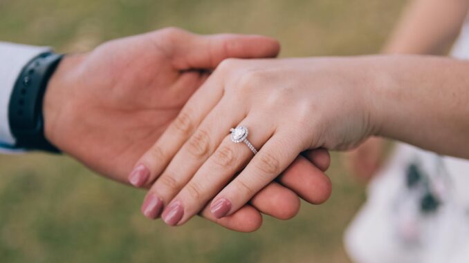 This Is How Much You Should Spend While Buying An Engagement Ring