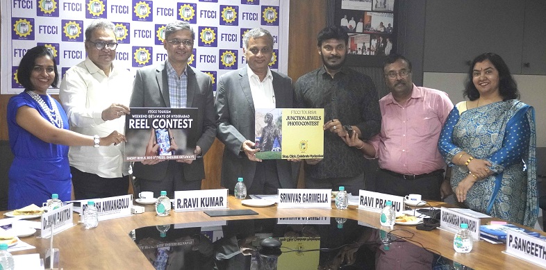 R RAVI KUMAR PRESIDENT OF FTCCI SEEN UNVEILING TWO INITIATIVES OF  JUNCTION JEWELES PHOTO CONTEST AND REEL CONTST OF WEEKEND GETAWAYS OF HYDERABAD. ALSO SEEN ARE RAVI PRABHU_INFLUENCER AND DR MANI PAVITRA--4