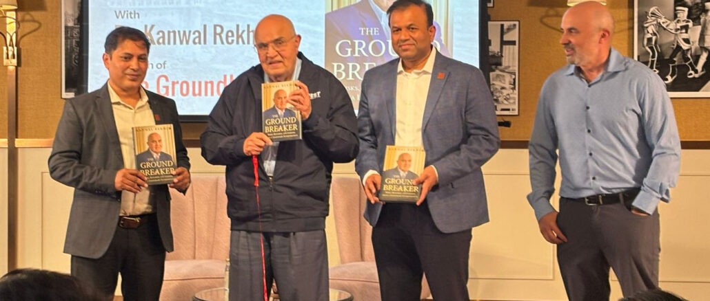 MURALI KAKARLA_PRESIDENT OF TIE HYDERABAD SEEN PRESENTING A MEMENTO TO DR KANWAL REKHI