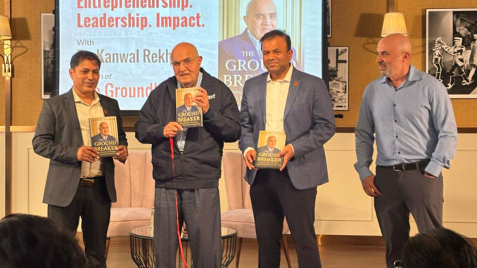 MURALI KAKARLA_PRESIDENT OF TIE HYDERABAD SEEN PRESENTING A MEMENTO TO DR KANWAL REKHI