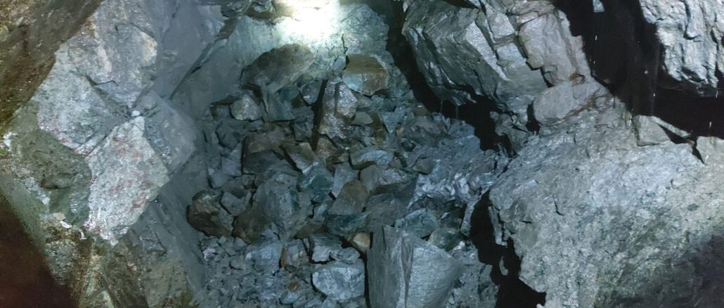 Rock formations containing mineralized gold within the Napoleon Gold Mine complex in Remedios, Antioquia (Colombia).