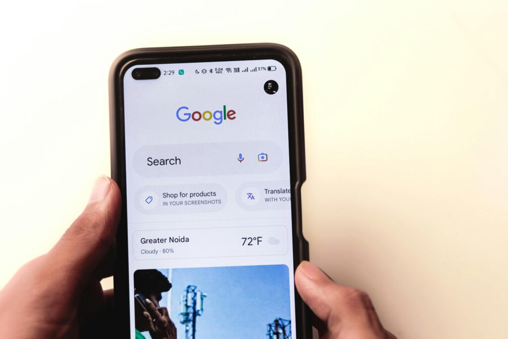 https://www.pexels.com/photo/men-typing-in-the-google-search-engine-from-realme-6-pro-google-is-the-number-one-search-web-16629436/