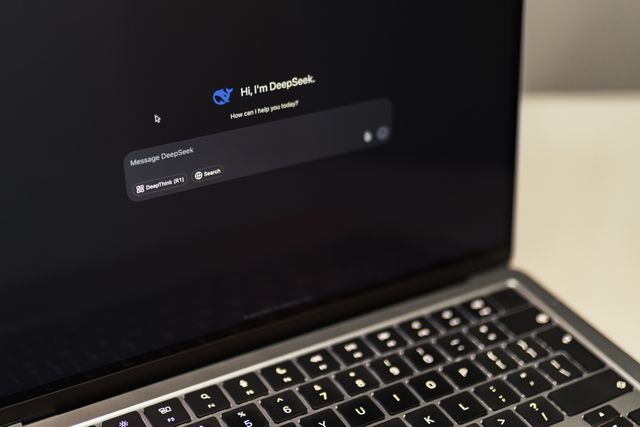 Explore Quillbot AI Chat and its features. Elevate your writing and visual content with this effective AI platform.