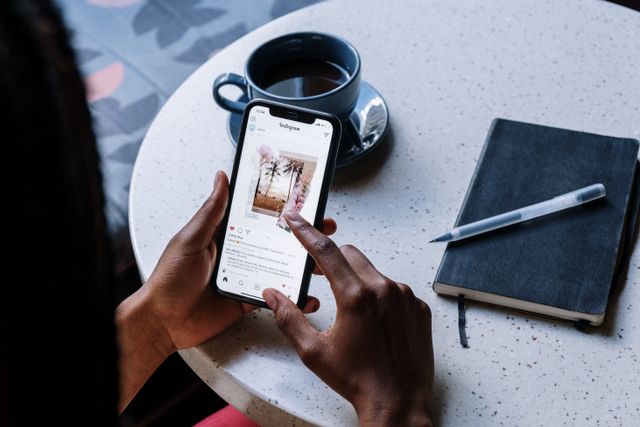 Delve into the dynamics of fashion online, highlighting the shift in consumer behavior and the rise of innovative platforms.